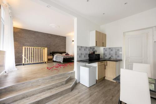 Cet appartement comprend une cuisine et un salon. dans l'établissement Cosy Room Jacuzzi Romantique, à Nantes