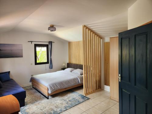 ein Schlafzimmer mit einem Bett und einer Schiebetür in der Unterkunft Pension Lale in Peštani