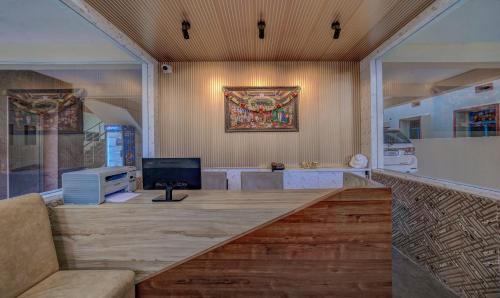 Treebo Trend Seven Inn في تيروباتي: غرفة معيشة كبيرة مع تلفزيون وأريكة