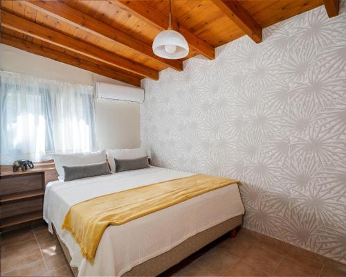 Postel nebo postele na pokoji v ubytování Villa Erato-Stalis