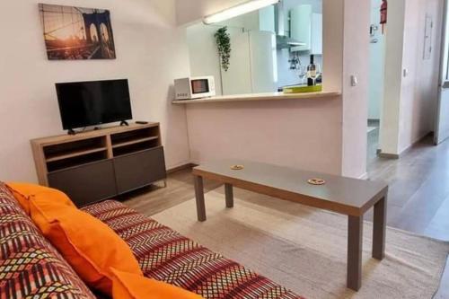 sala de estar con sofá y mesa de centro en Casa Rosylu, en Ferragudo