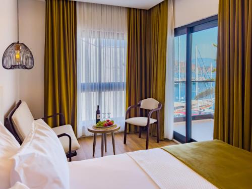 Postel nebo postele na pokoji v ubytování Dedeoğlu Port Hotel
