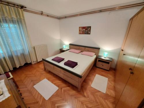 Spacious apartment in Pula for 6 persons and with a big swimming pool في بولا: غرفة نوم بسرير وليلتين