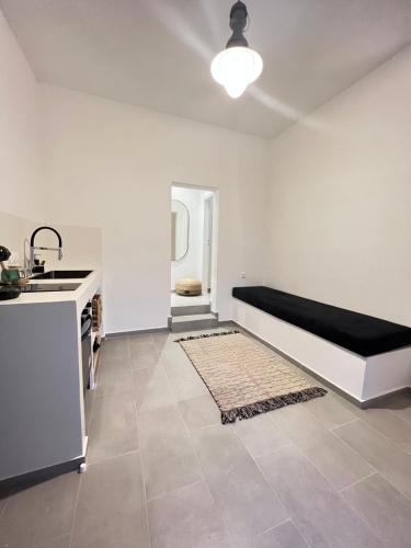 sala de estar con cama y cocina en Vie rêvée luxury suites en Ganema