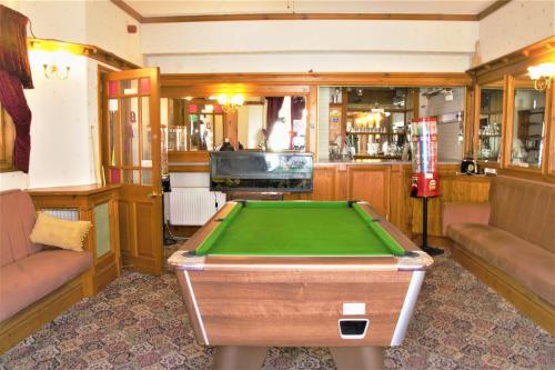 una camera con tavolo da biliardo e bar di Pine Lodge Hotel a Blackpool