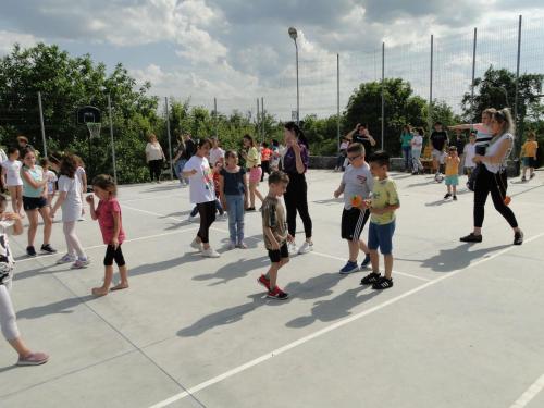 a group of children standing on a basketball court at Casuta Pescarului 