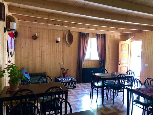 a dining room with tables and chairs and a window at Kesane in Jut'a