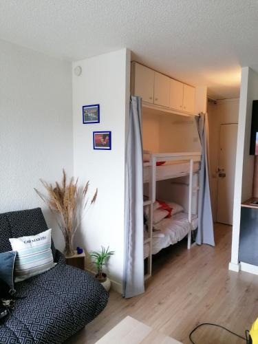 une chambre avec un lit superposé dans une pièce dans l'établissement Balade au sud, au Barcarès