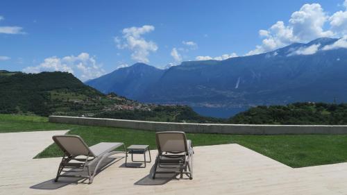 two chairs and a table with a view of mountains at OASI DA VINCI in Tignale