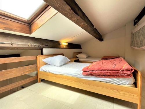 une chambre avec un lit avec des draps blancs et une fenêtre dans l'établissement Pavillon climatisé à Gruissan, proche plage, 4 couchages, parking privé - FR-1-229-865, à Gruissan