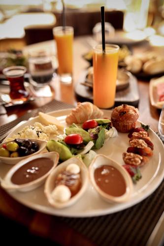une table avec une assiette de nourriture sur une table dans l'établissement Cratus Stone Palace, à Gorëme