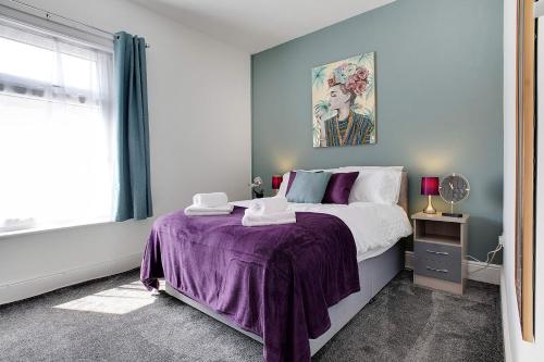 1 dormitorio con 1 cama con manta morada en Stylish 3-Bedroom Oasis in Darlington, Sleeps 5 en Darlington