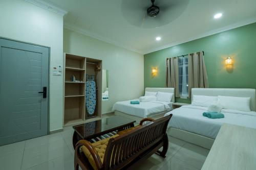 Giường trong phòng chung tại Villa Dracaena Melaka - Private Pool, Hill View, 20 minutes to Town