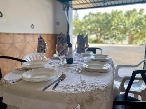 - une table avec des assiettes et des verres à vin dans l'établissement Casa Antigua Estacion By Solymar Holiday, à Malaga