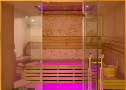 uma sauna com luzes roxas num quarto em Luxury residence Villa Astria em Knežević
