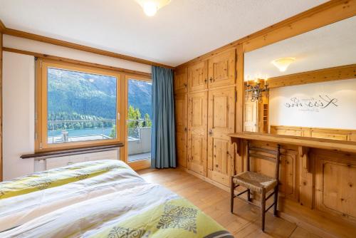 1 dormitorio con cama y ventana en Au Reduit 106 en St. Moritz