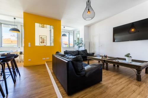 un salon avec un canapé et une table dans l'établissement MARIPOSA KEYWEEK Loft Biarritz, à Biarritz