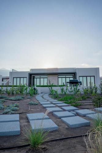 un edificio con un jardín con escalones en Night Moon Villa JEBEL SIFA ,BF-109, en Mascate