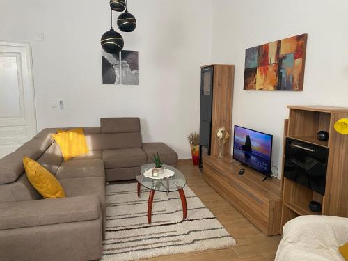 een woonkamer met een bank en een tv bij Apartman Anđela Pula Centar in Pula