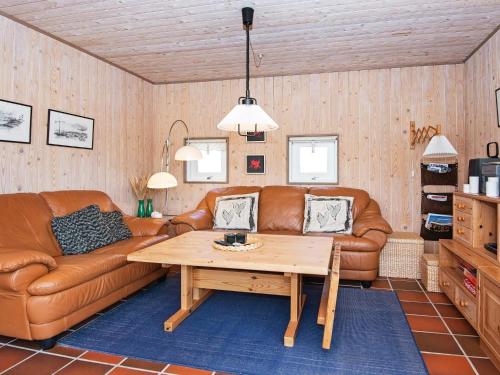 ヴィデ・サンデにある5 person holiday home in Hvide Sandeのリビングルーム(ソファ、テーブル付)