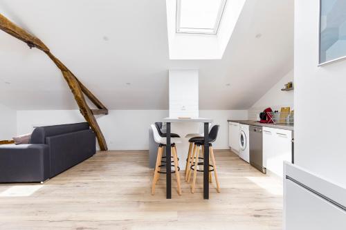 une cuisine et un salon avec une table et des chaises dans l'établissement Gambetta402 CahorsCityStay, à Cahors