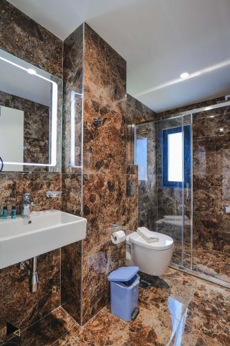 Koupelna v ubytování Hotel Alpha