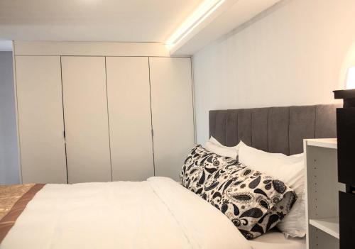 a bedroom with a bed and white cabinets at 竹林书屋 in Arneiro