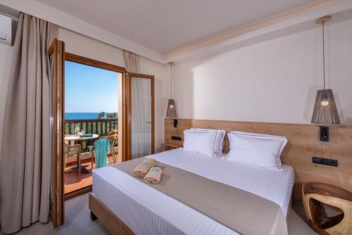 1 dormitorio con 1 cama y vistas al océano en Ida Village, en Hersonissos