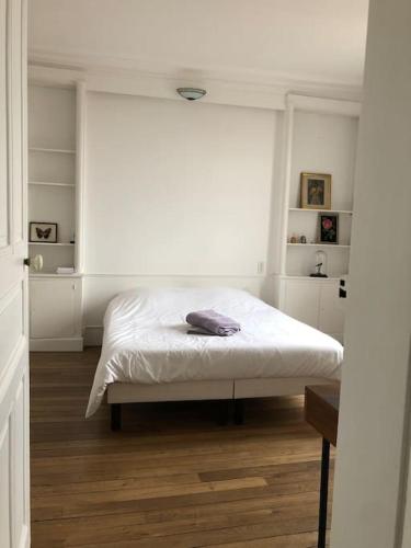 ein weißes Schlafzimmer mit einem Bett und einem Fenster in der Unterkunft Apt plein de charme / centre ville / proche gare in Troyes