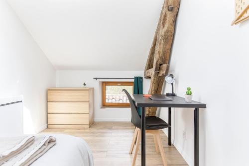 a bedroom with a desk and a bed at Gambetta 403 CahorsCityStay in Cahors