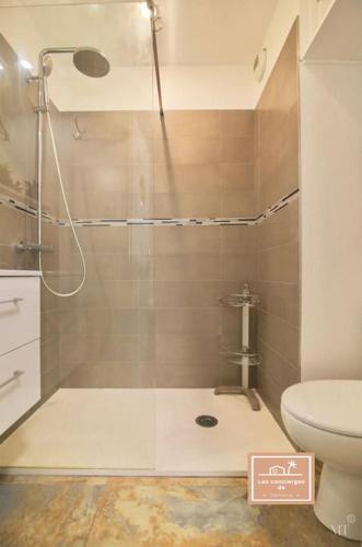 une salle de bain avec douche et toilettes dans l'établissement Le Titanic, à La Seyne-sur-Mer