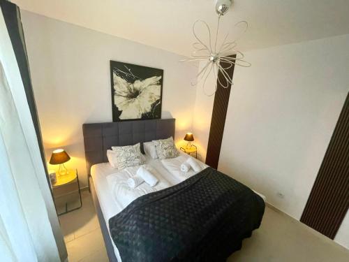 Ένα ή περισσότερα κρεβάτια σε δωμάτιο στο "Apartament pod Śnieżką" uroczy apartament z kominkiem