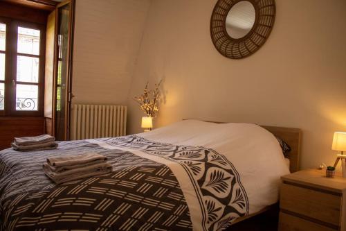 una camera da letto con un letto e due asciugamani di Mende Sweet Home - Vue Cathédrale - Wifi - Centre ville a Mende