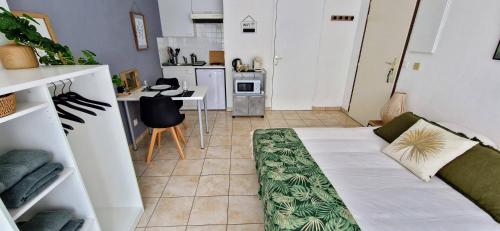 un soggiorno con divano e una cucina di A mi-chemin a Vannes