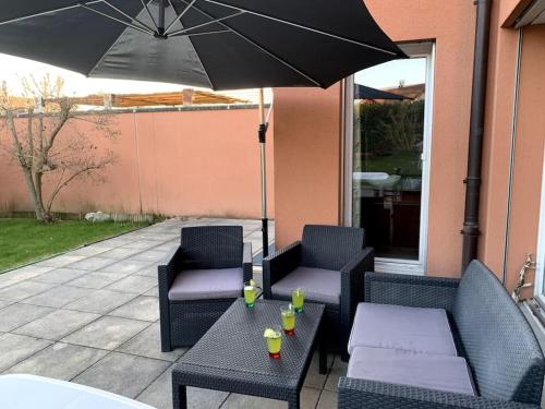 日內瓦的住宿－Spacious Apartment in luxurious Villa-Geneva，天井配有两把椅子和一张桌子及遮阳伞
