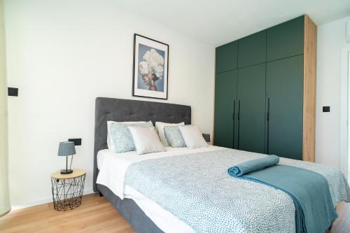 um quarto com uma cama grande e um armário verde em Villa Fortunata em Poličnik