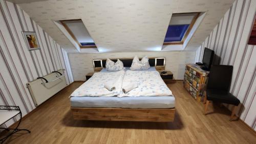 a bedroom with a bed in a room with skylights at Ferienwohnung Ha-Wei -80 m2 in Hangen-Weisheim
