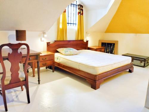 Una cama o camas en una habitación de Chambre d'hôtes St-Exupéry -Adults Only