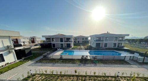 una vista aérea de una casa con piscina en Kolayli Plus Ayvalik 1 en Ayvalık