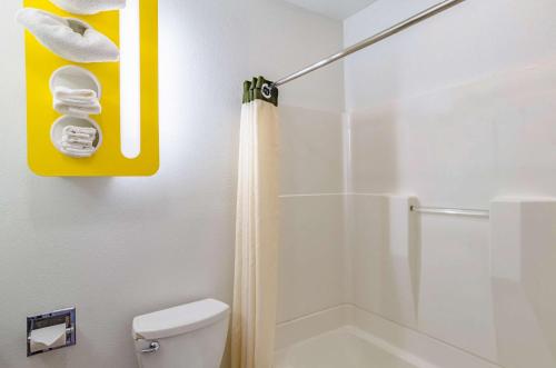 een badkamer met een douche en een toilet bij Motel 6 Riverton WY in Riverton