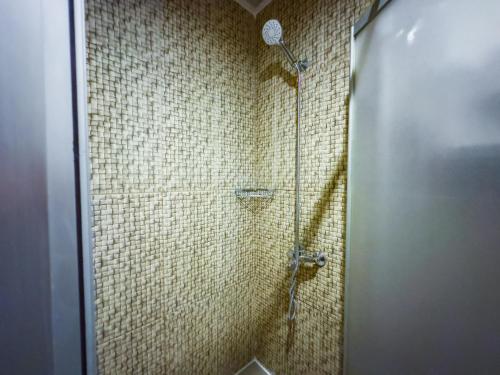 y baño con ducha y puerta de cristal. en Dedeoğlu Port Hotel, en Fethiye