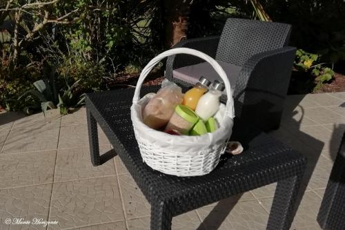 een mand met groenten op een zwarte stoel bij Monte Horizonte - Villas Privadas - Eco e Natureza in Santiago do Cacém