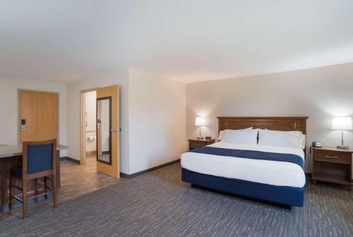 เตียงในห้องที่ SureStay Plus Hotel by Best Western Elizabethtown Hershey