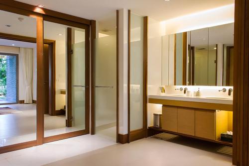 Ένα μπάνιο στο Nai Thon Beachfront Apartments