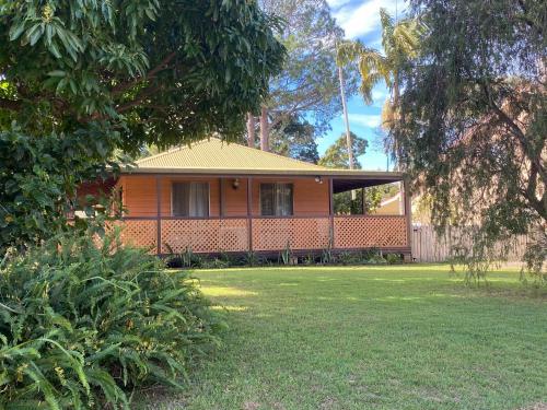 a house with a green yard in front of it at Iluka Location in Iluka