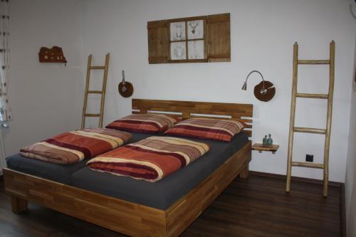 Ferienwohnung Pusarnitz في Pusarnitz: غرفة نوم بسرير خشبي مع سلالمين