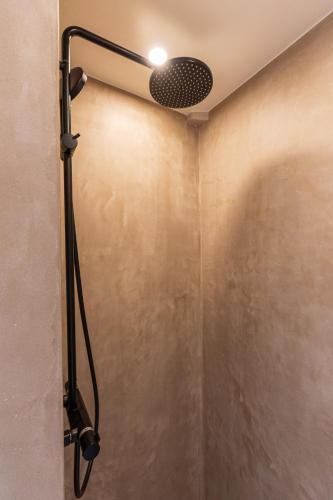 een douche met een douchekop in de badkamer bij Villa Francine in Deinze