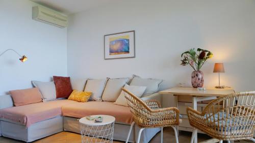sala de estar con sofá y mesa en Апартаменти Сънбрийз - Sunbreeze Apartments, en Byala