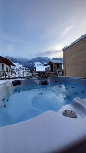 a hot tub with snow on top of a house at Stile Oase Apartment 1 in Bruck an der Großglocknerstraße
