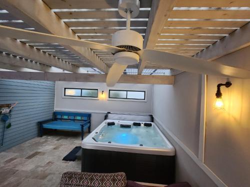a hot tub in a room with a ceiling fan at Gold 68- גולד 68 סוויטות בוטיק in Kefar Barukh